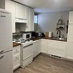 Entire Basement Guest Suite In Cranbrook