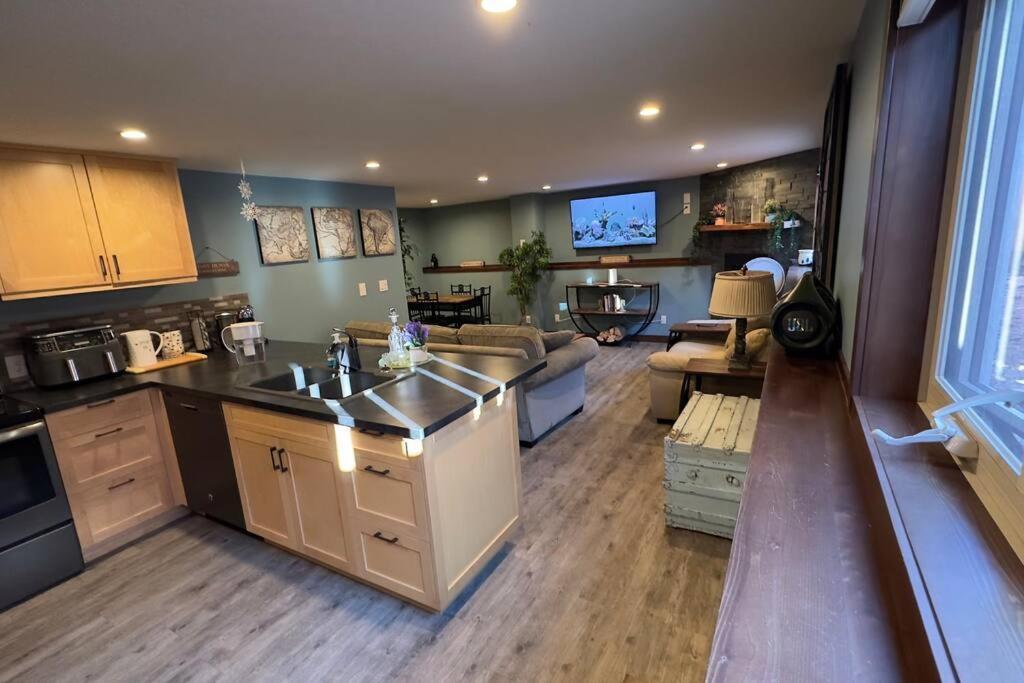 Beautiful In Cranbrook! Apartment