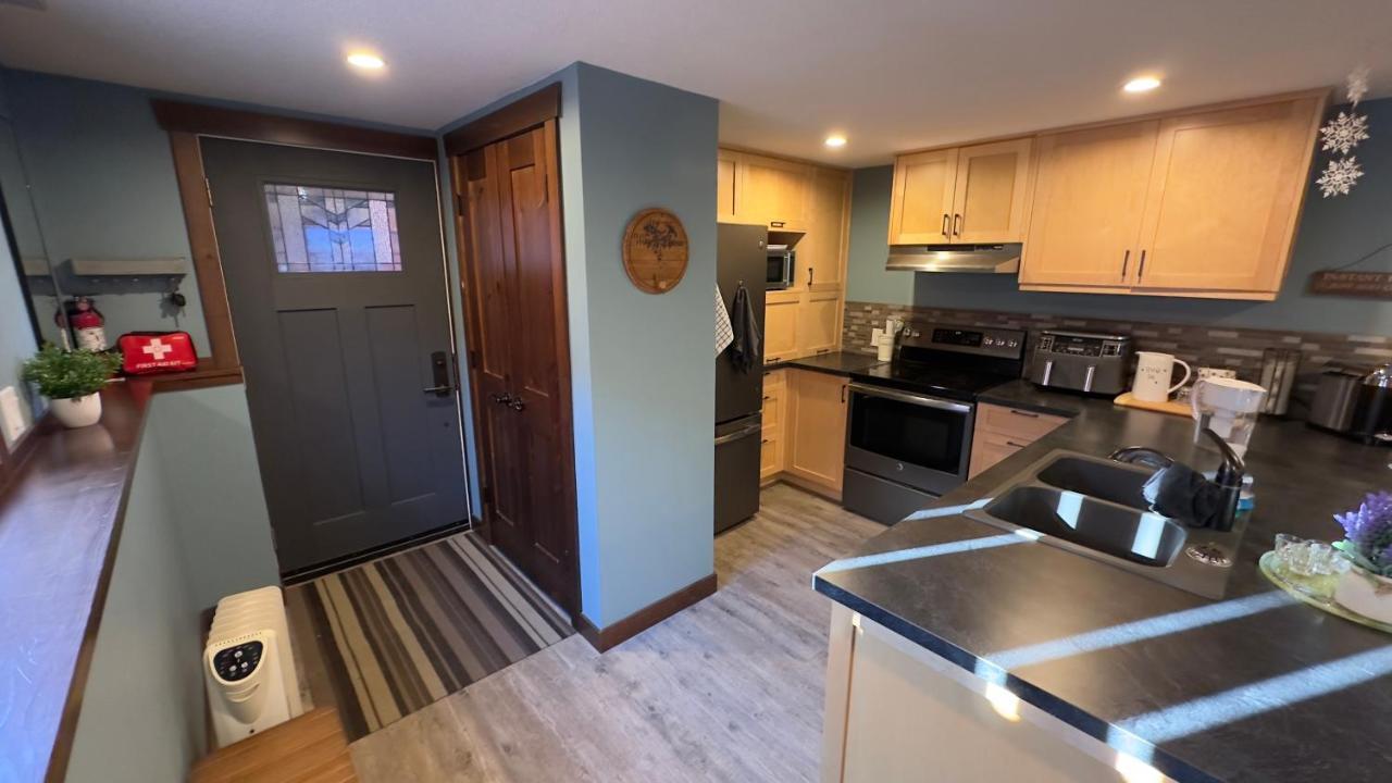 Beautiful In Cranbrook! Apartment
