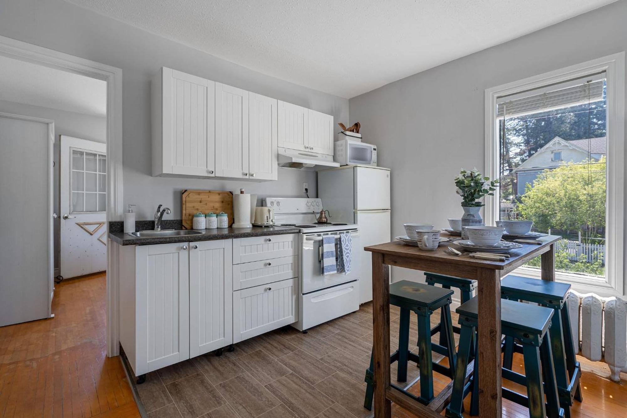 Victorian No Service Fees Heritage Apartment *