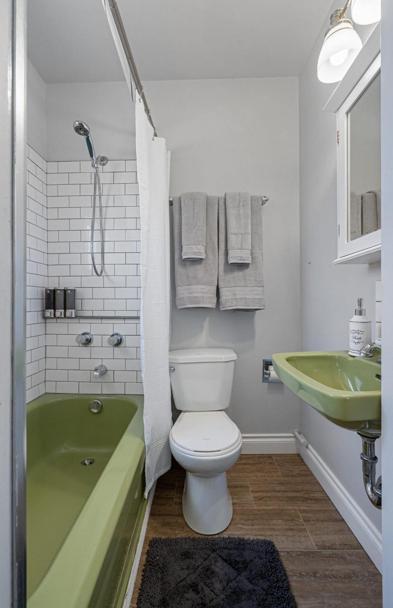 Victorian No Service Fees Heritage Apartment