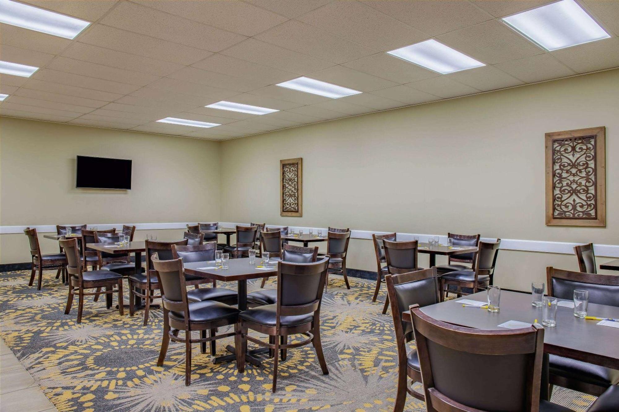 Hotel Days By Wyndham Conference Centre 3*