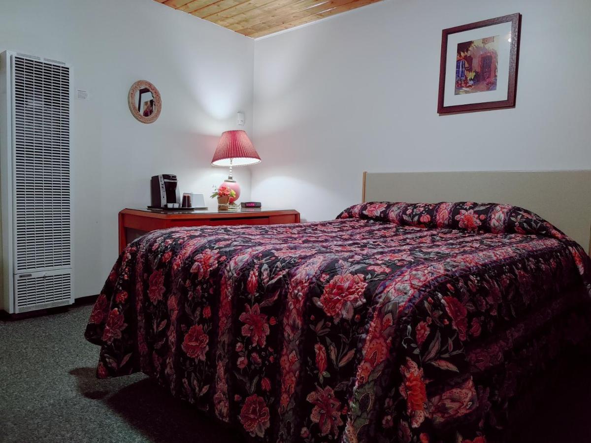 Kootenay Country Motel