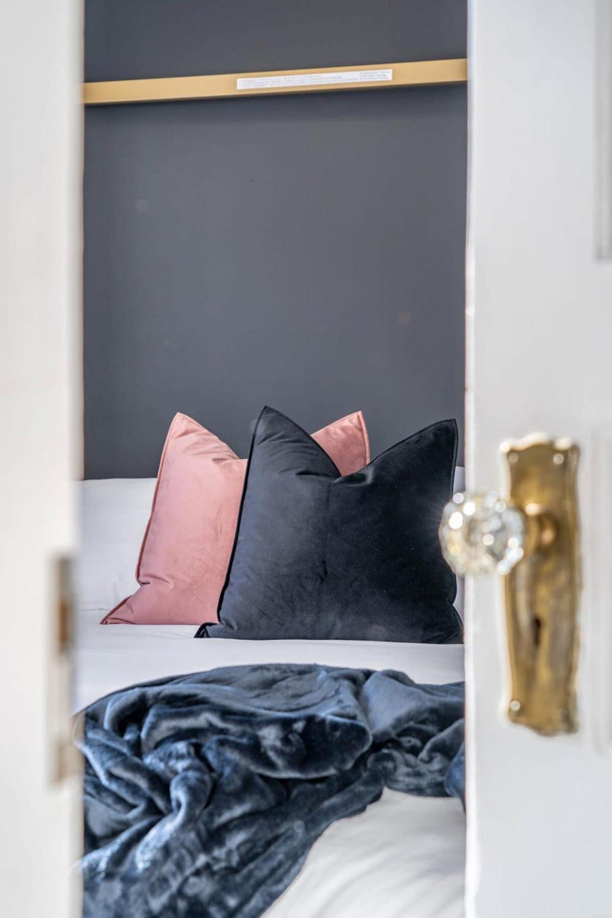 The Icon I Sleep 4 I Heritage House I 55 Roku Tv Apartment Cranbrook