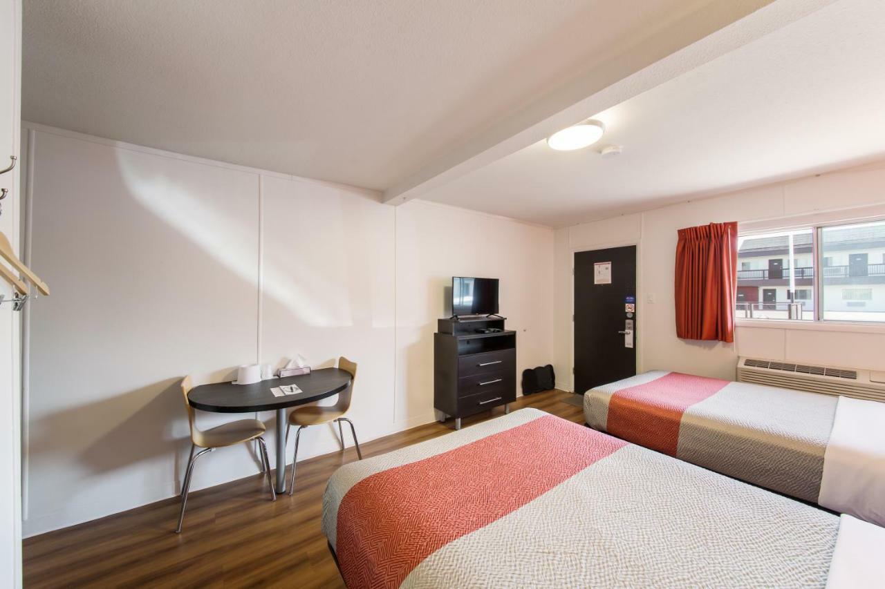 6-cranbrook, Bc Hotel