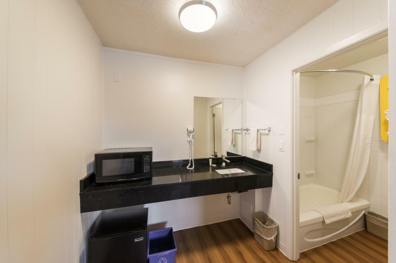 6-cranbrook, Bc Hotel
